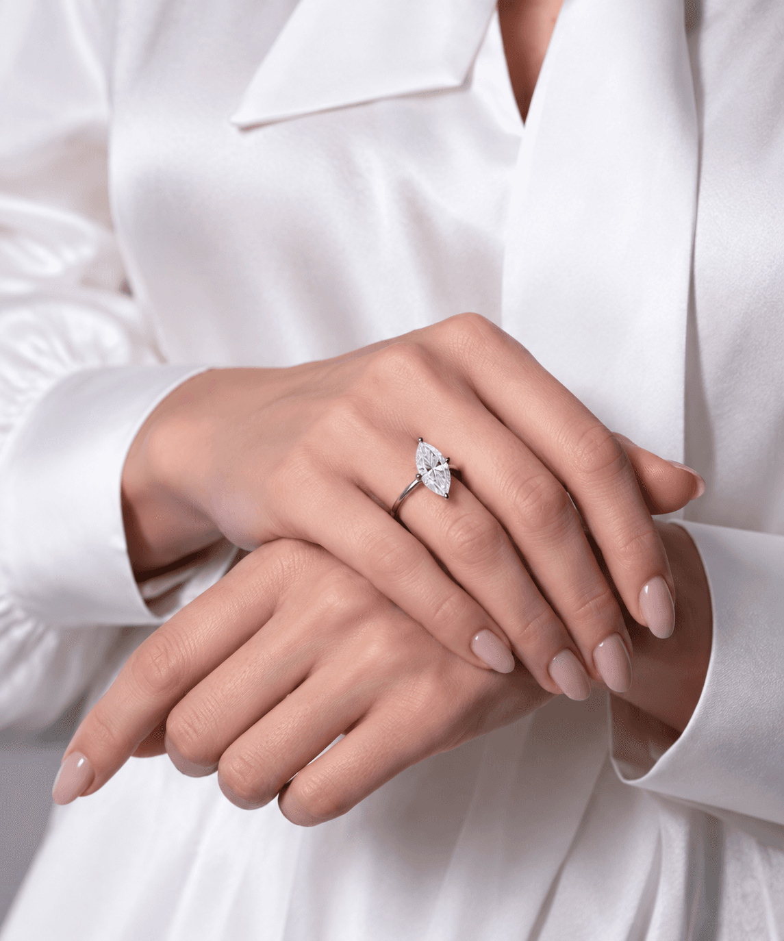 Anel navete em prata 925 com moissanite, usado na mão