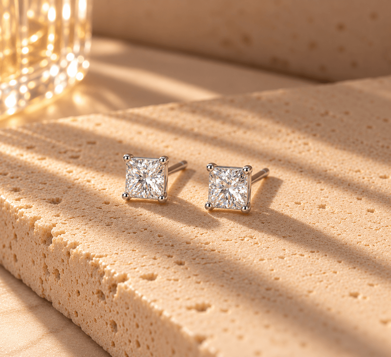 Brinco pedra retangular 0,5 ct em prata 925 com moissanite, sobre travertino