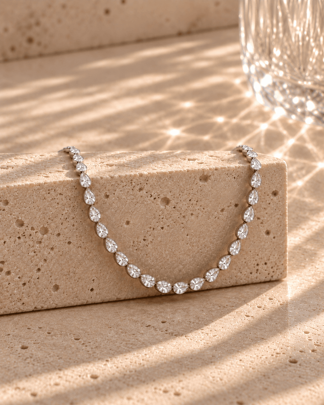 Choker com pedras ovais em prata 925 com moissanite, sobre travertino