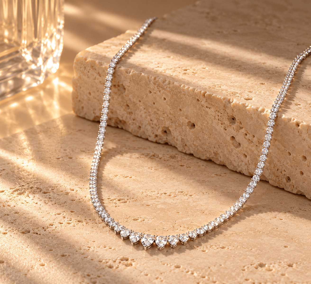 Colar riviera degradê em prata 925 com moissanite, sobre travertino