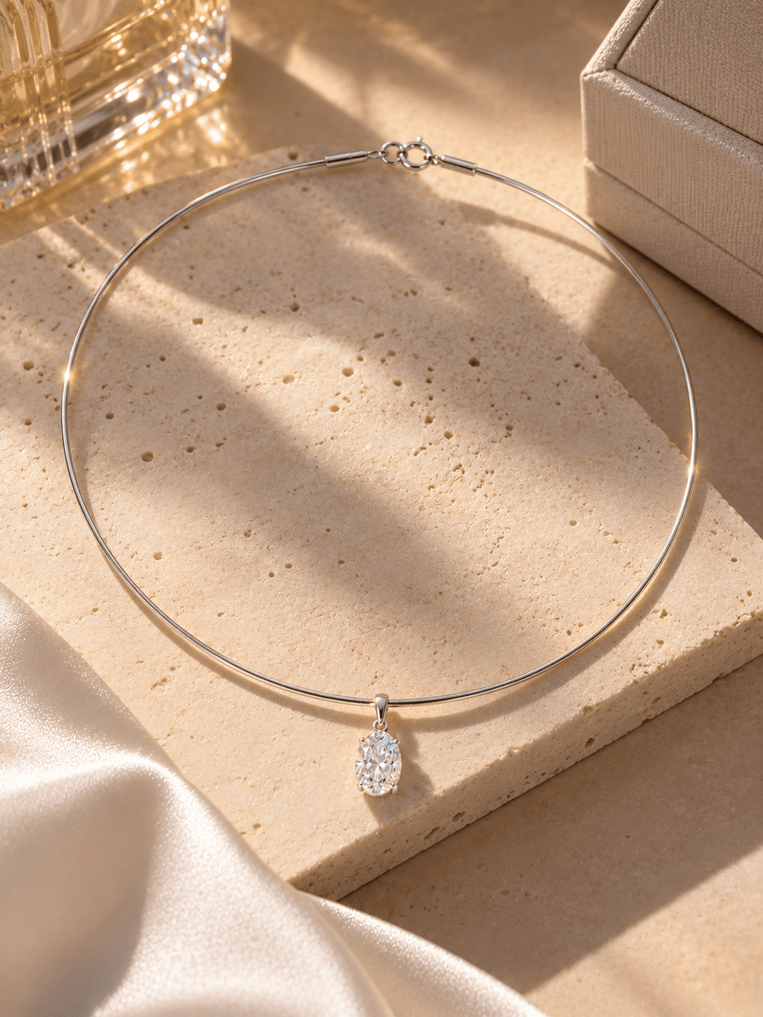 Gargantilha oval em prata 925 com moissanite, sobre travertino