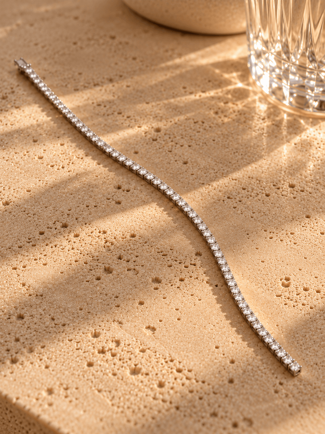Pulseira riviera 2 mm, 16 cm em prata 925 com moissanite, sobre travertino