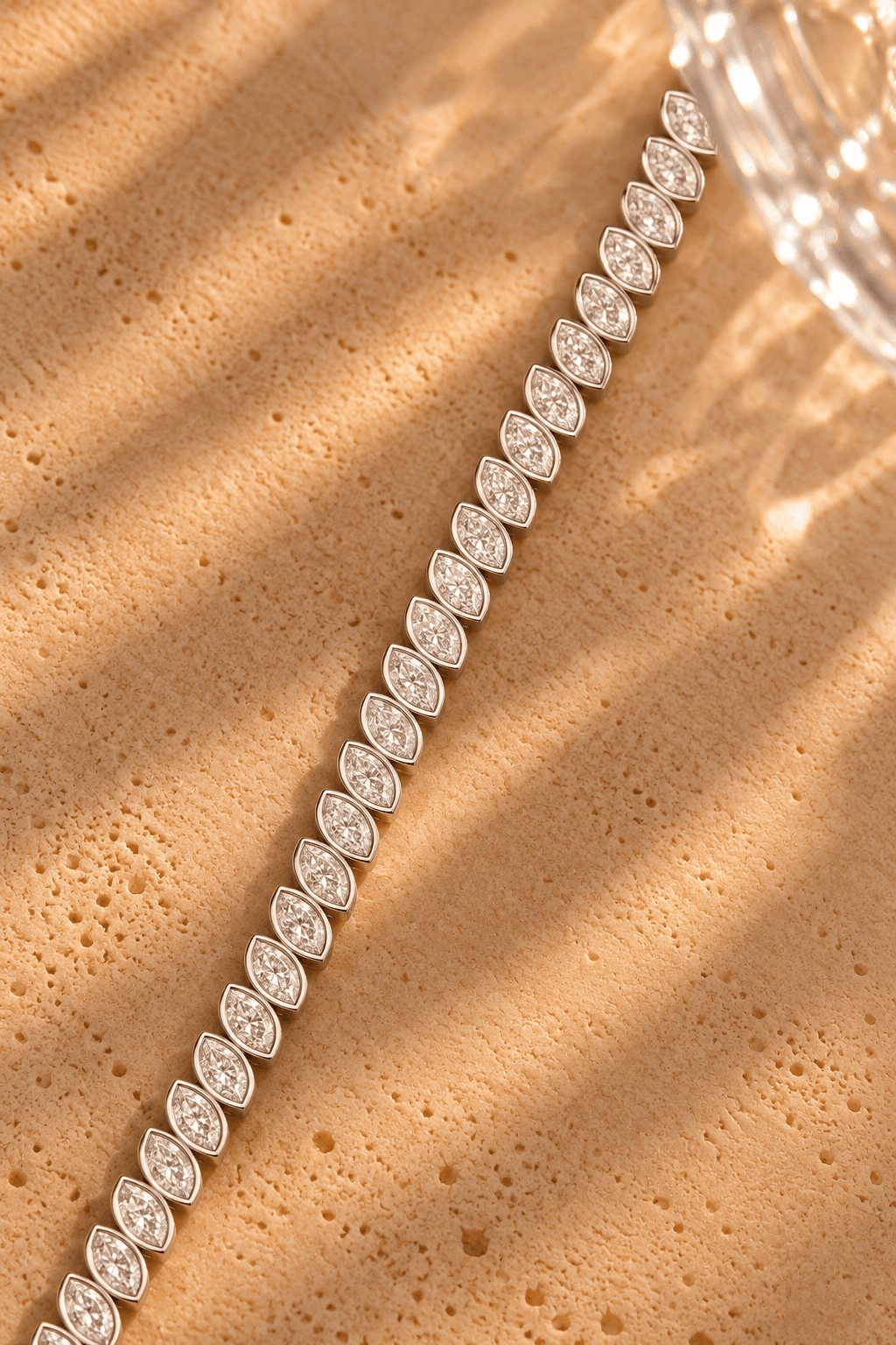 Pulseira riviera com pedras navete em prata 925 com moissanite, sobre travertino