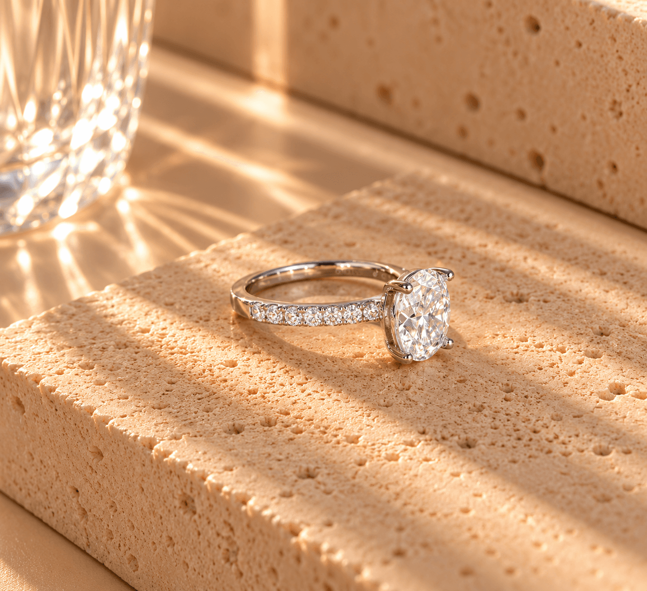Anel oval em prata 925 com moissanite, sobre travertino