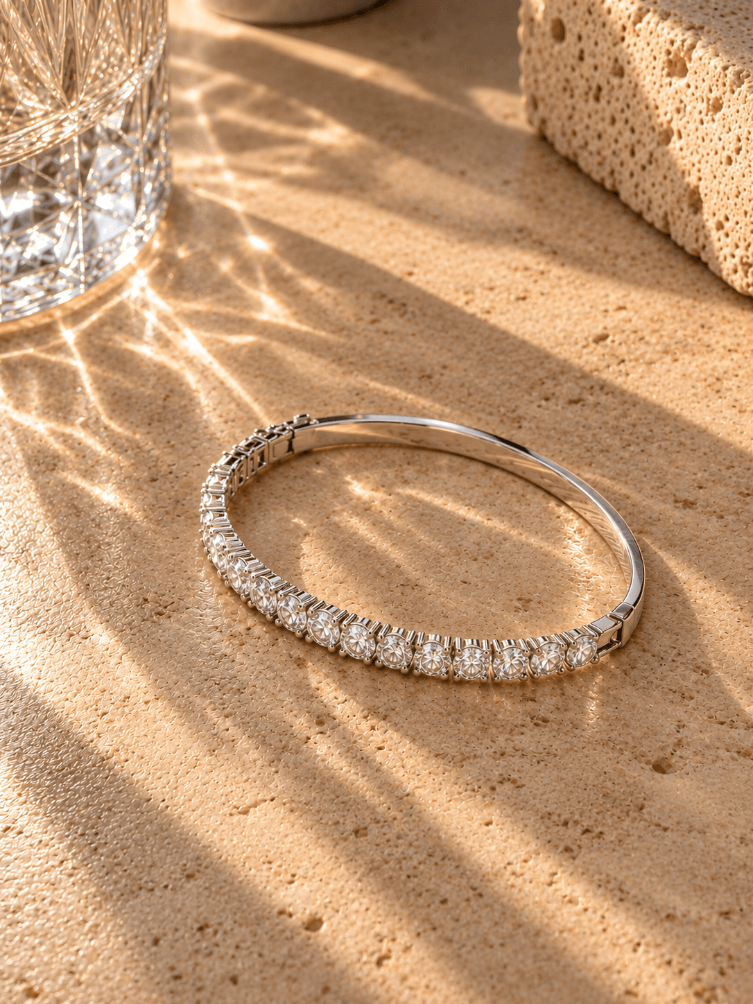 Bracelete 3 mm em prata 925 com moissanite, sobre travertino