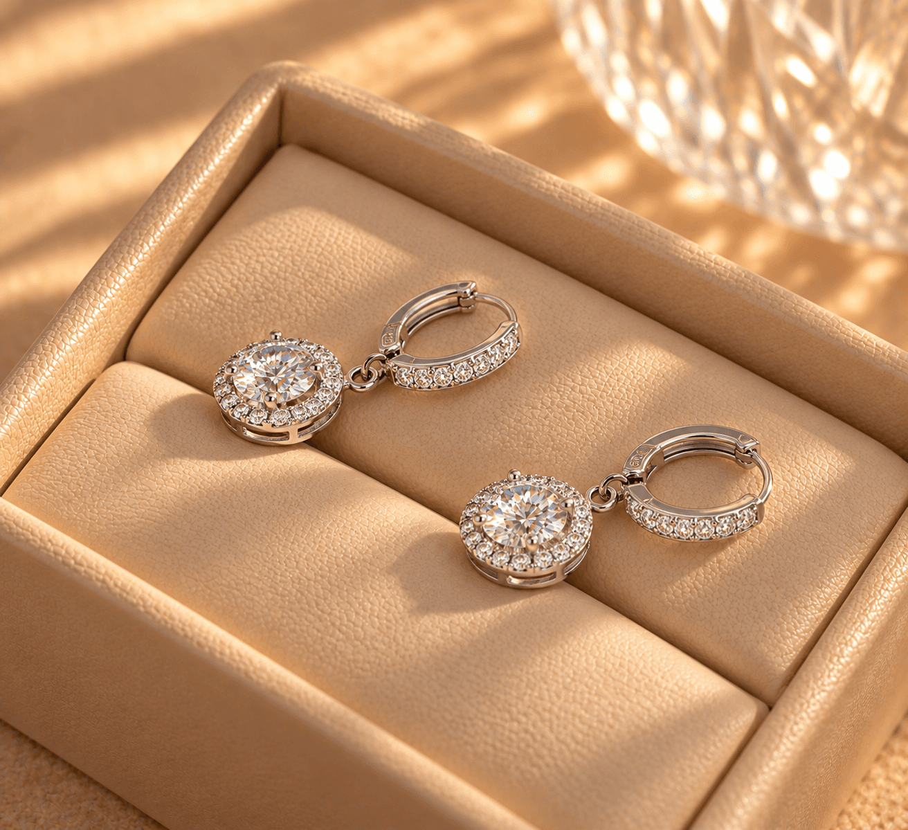 Brinco argolinha em prata 925 com moissanite, sobre travertino