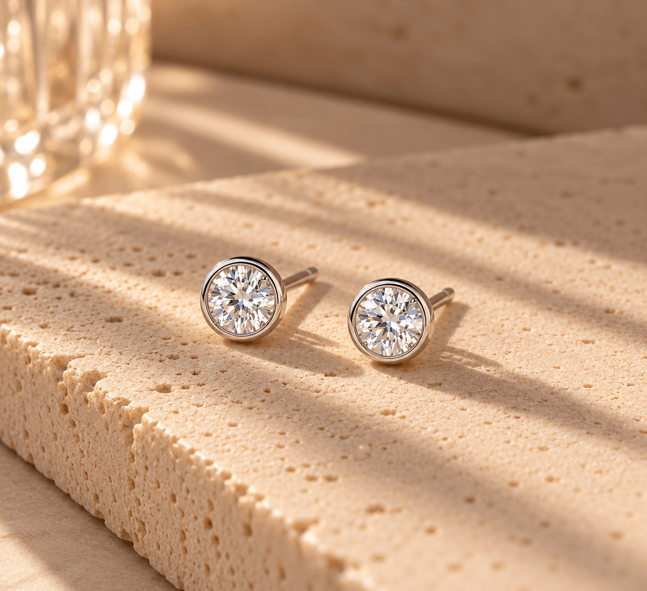 Brinco ponto de luz em prata 925 com moissanite, sobre travertino