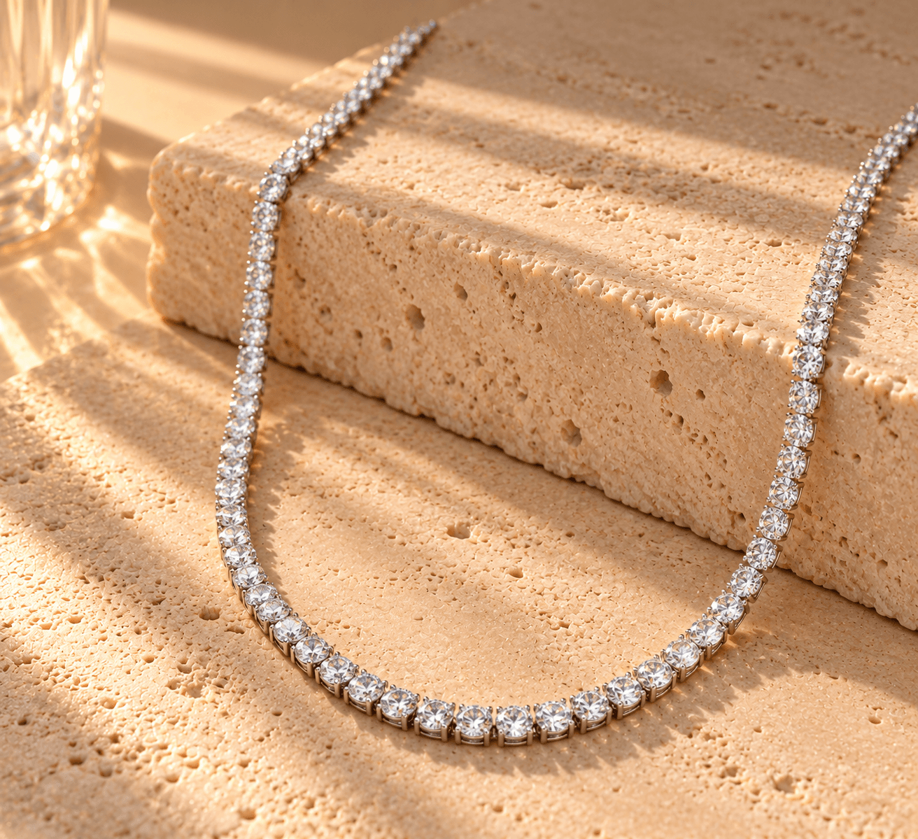 Colar riviera 4 mm sobre travertino