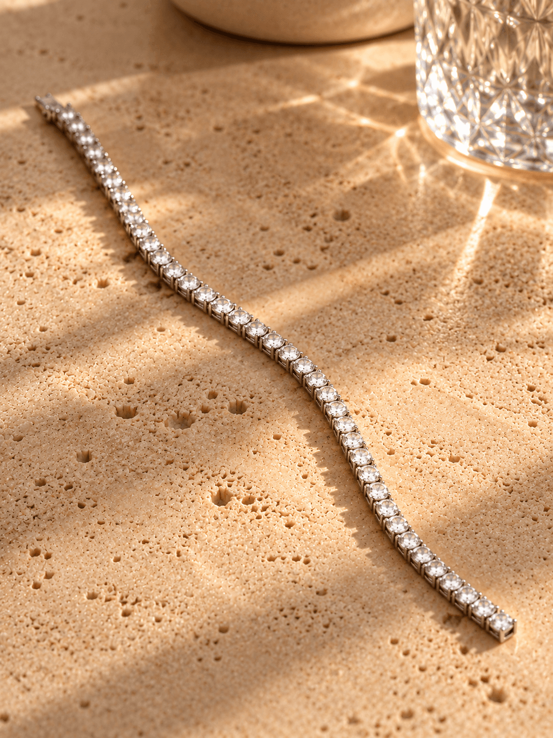 Pulseira riviera 3 mm, 16 cm em prata 925 com moissanite, sobre travertino