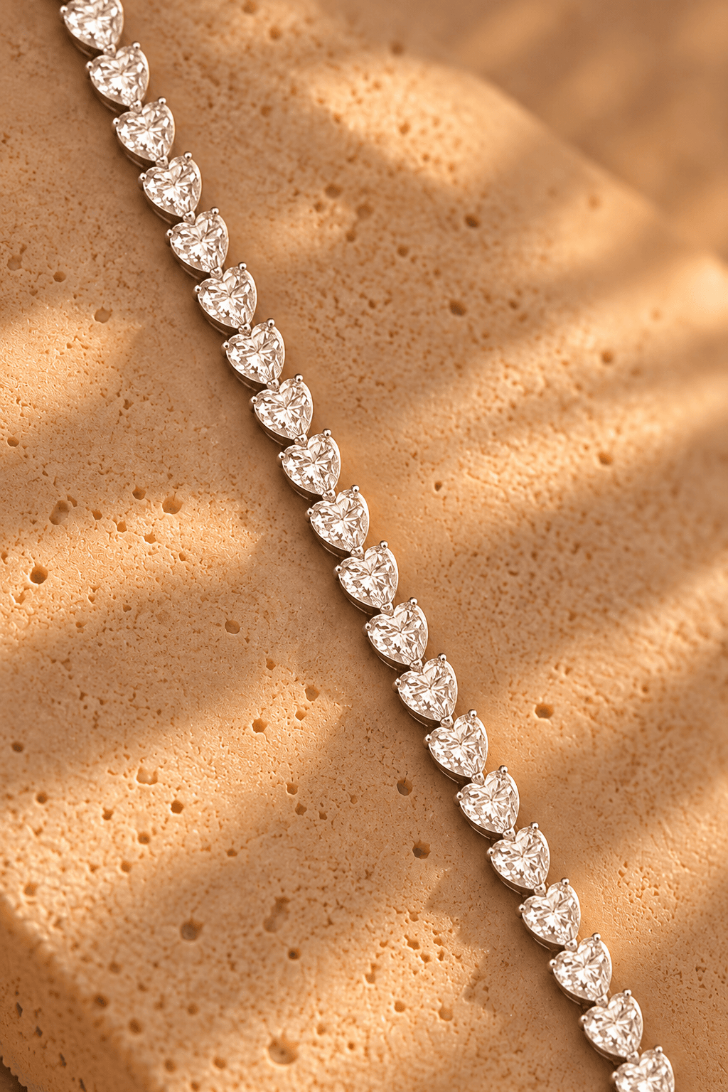 Pulseira riviera com pedras coração em prata 925 com moissanite, sobre travertino
